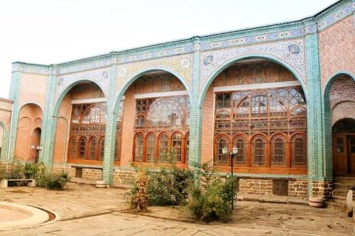 جلوی فروش مدرسه هدایت ارومیه باید گرفته شود