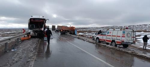 برخورد مرگبار اتوبوس و کامیون در استان یزد