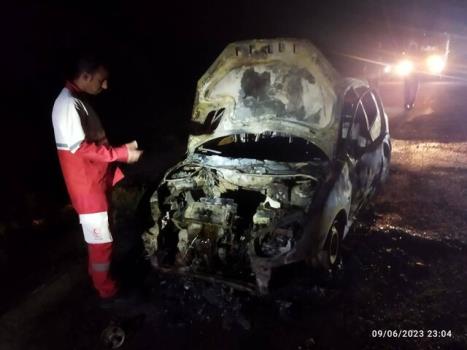 نجات سرنشینان خودروی آتش گرفته در محور دیر-دشتی