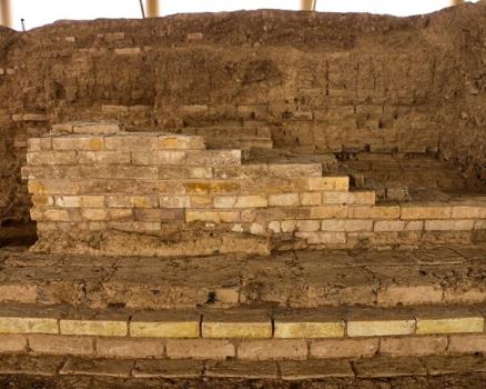 نمایان شدن سرتاسر دیواره شرقی دروازه پردیس پارسه تخت جمشید