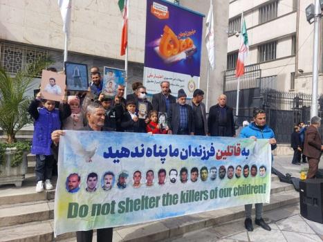 تجمع خانواده های قربانیان گروهک تروریستی پژاک مقابل سفارت آلمان