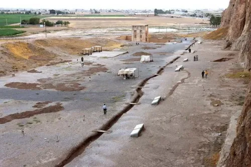 نقش رستم در محاصره فرونشست آرامگاه های هخامنشی امن، اما کعبه زرتشت در خطر